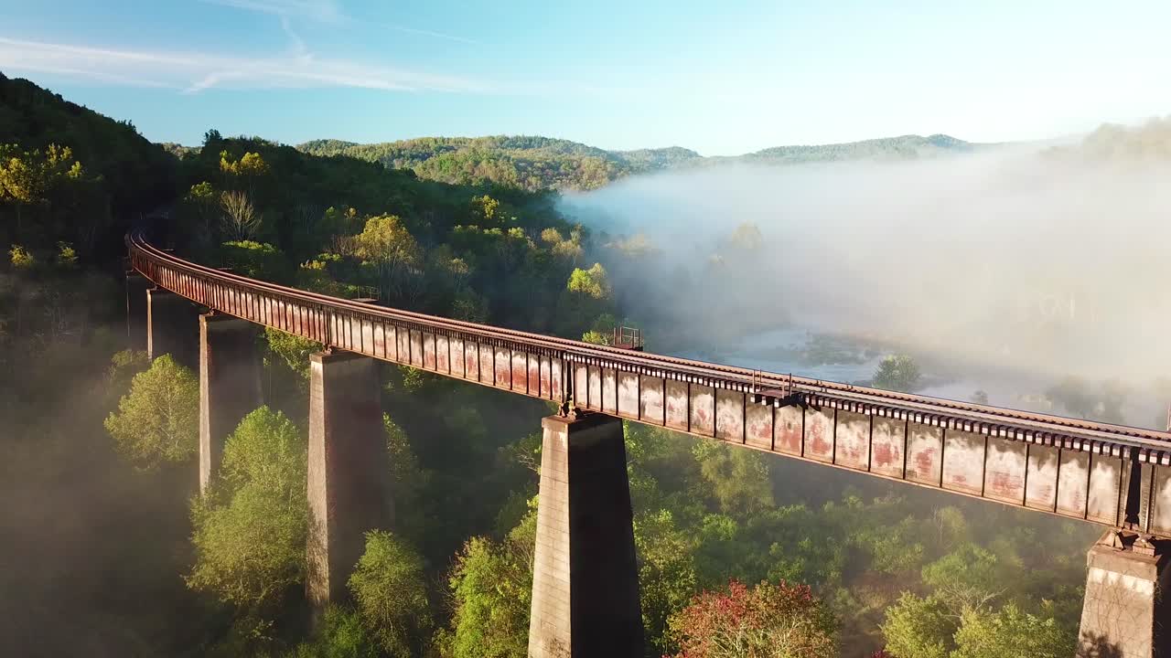 웨스트버지니아 애팔래치아 산맥 1의 안개 속에서 강철 철도 가대 위의 아름다운 공중