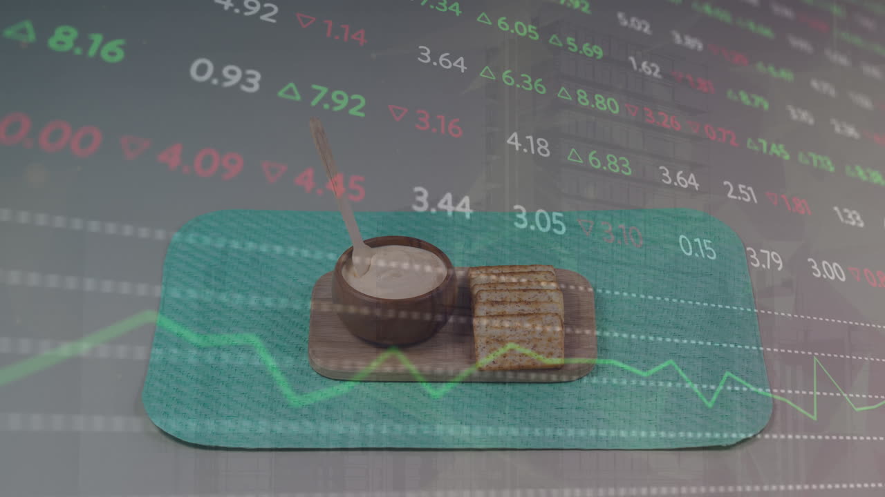 animación de tablero comercial multicolor sobre helado en el cuenco y comida en la bandeja en la mesa