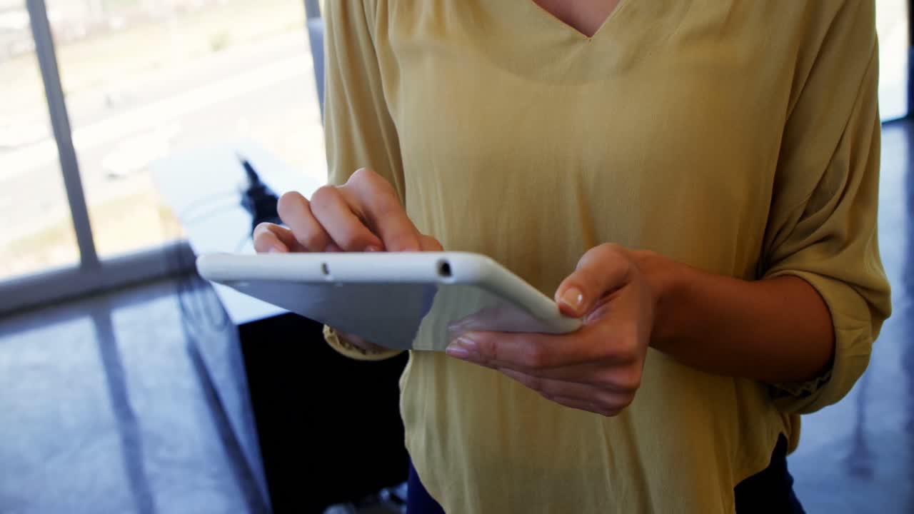 tableta digital ejecutiva en la oficina