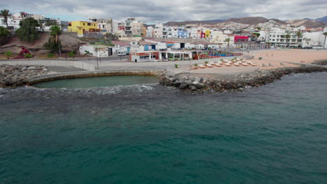 vista aérea orbital de la playa de el perchel y su piscina natural en arguineguin, isla de gran canaria