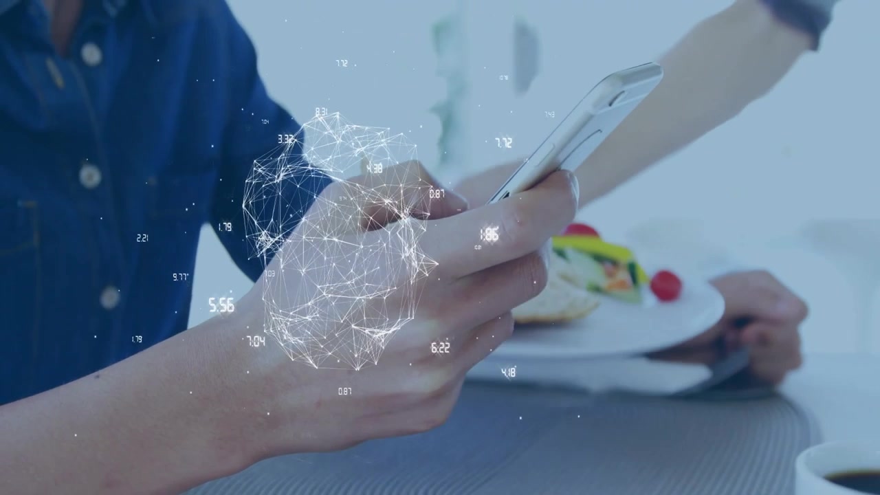 Uomo che tocca lo smartphone, avviando una rete tecnologica che visualizza i dati, mentre una donna posiziona un piatto di cibo.