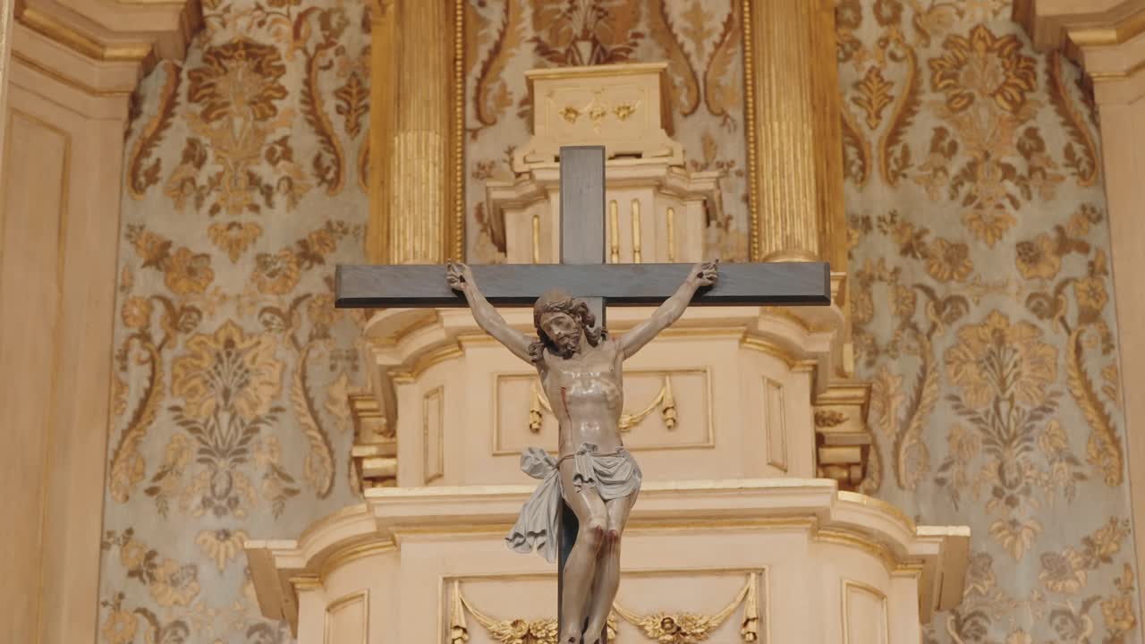 Primo piano di Gesù su una statua del crocifisso montata su un altare decorato della chiesa