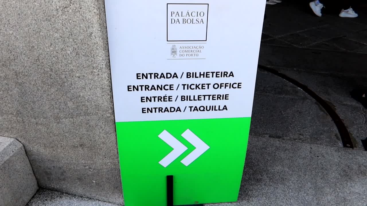 panel informativo que proporciona direcciones para comprar entradas para visitar el palacio da bolsa en oporto, portugal