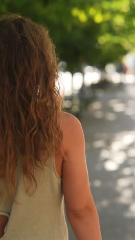 mujer joven al aire libre