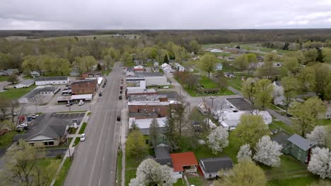 Tekonsha,-Michigan-Innenstadt-Mit-Drohnenvideo,-Das-Sich-Von-Rechts-Nach-Links-Bewegt