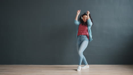 mujer bailando con auriculares