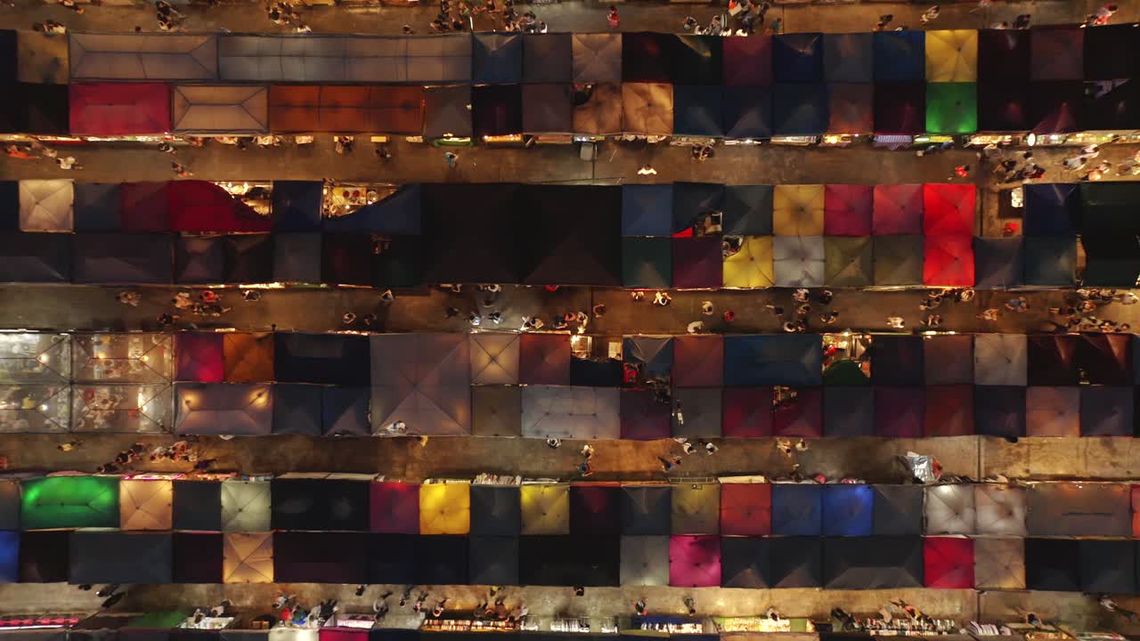 подъем над ночным рынком рачада