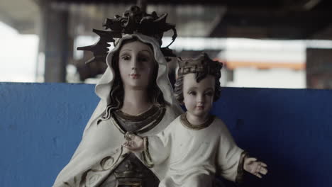 Statue-of-the-Virgin-Mary-and-Jesus-at-street-fish-market-in-Buenaventura,-at-Colombia`s-Pacific-coast