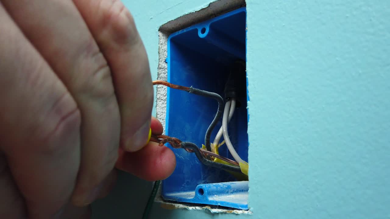 conectar cables y girar algunas tuercas para cables para instalar un interruptor de luz