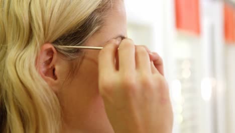 cliente femenino tratando de gafas
