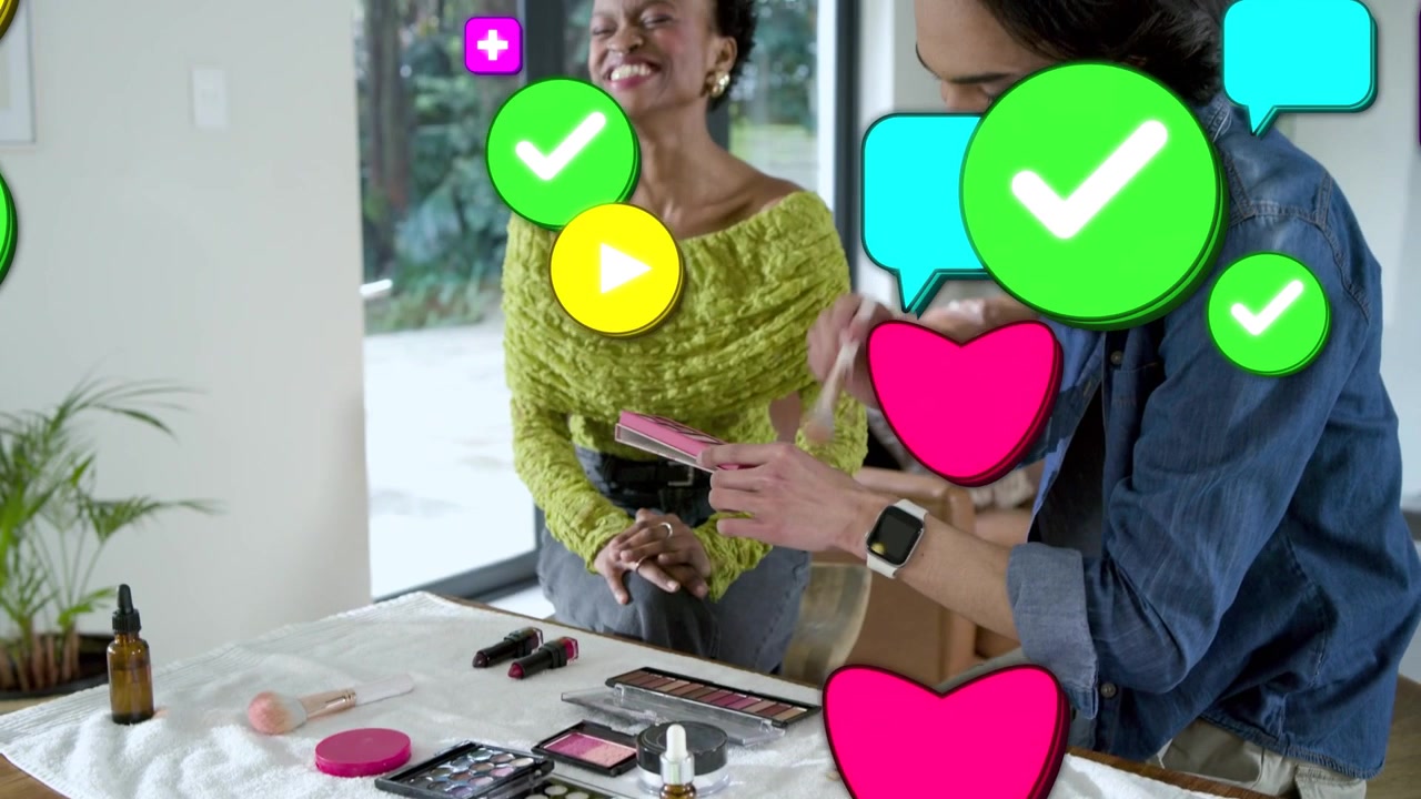 Anfitrión eligiendo una paleta rosa y maquillando, mujer sonriendo, con iconos creciendo y cubriendo el encuadre.