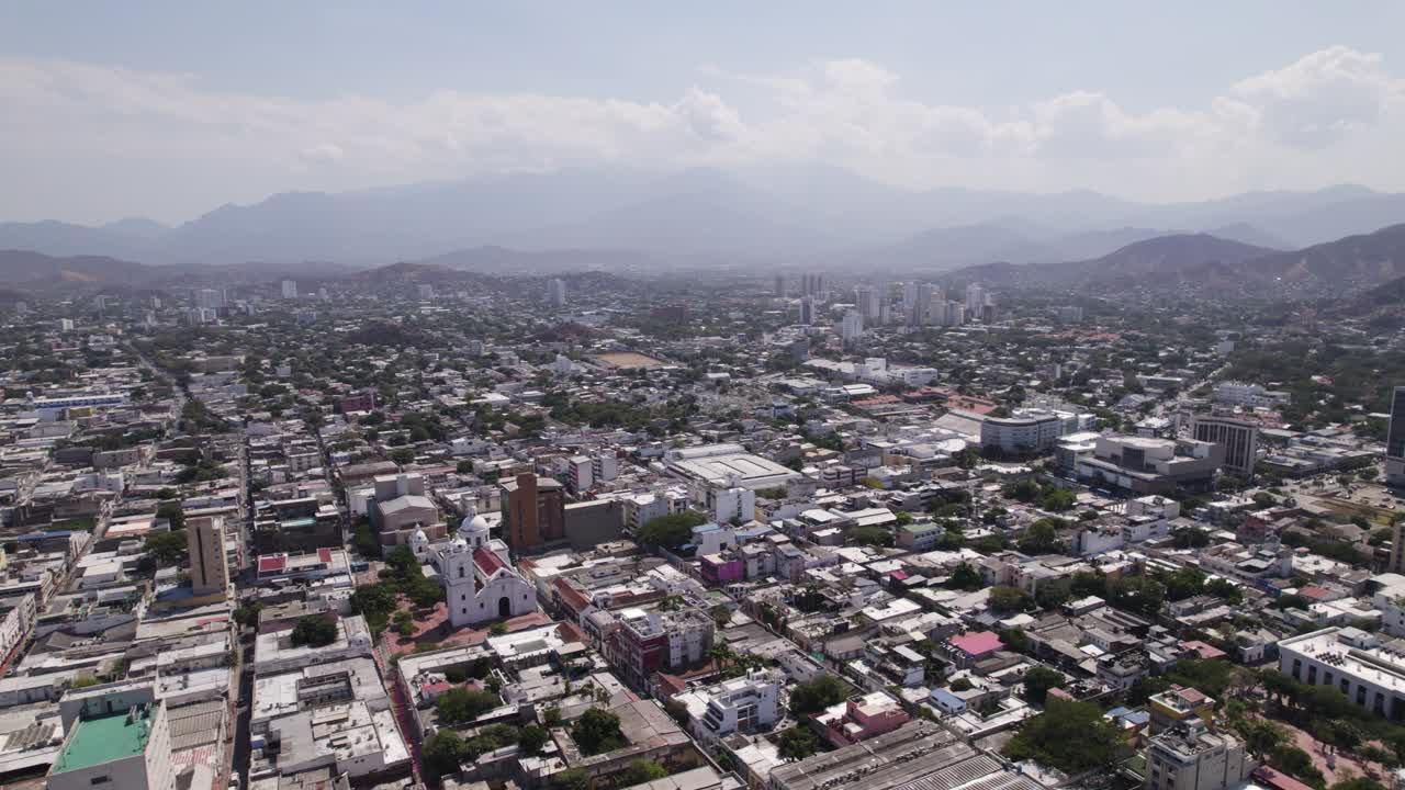 Paesaggio urbano di Santa Marta in Colombia, città tropicale sulla costa caraibica, catena montuosa, vista aerea