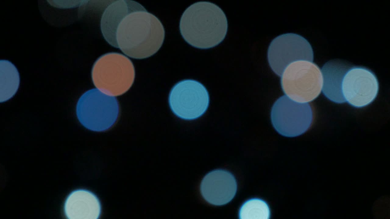 반이는 파란 빛 점 크리스마스 장식 4k