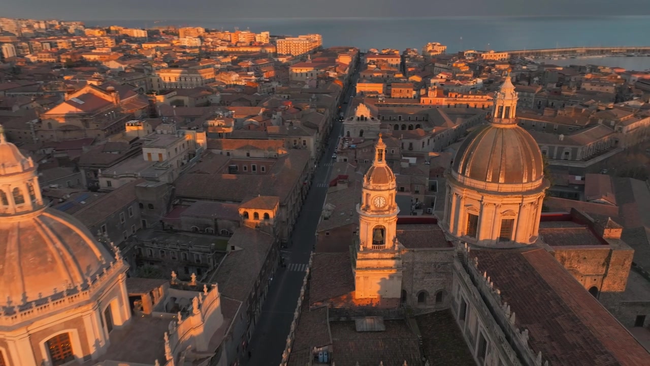 Catania, paesaggio aereo con drone della storica piazza cittadina e del Teatro dell'Opera. Rivelazione panoramica dall'alto del centro città, Italia Sicilia
