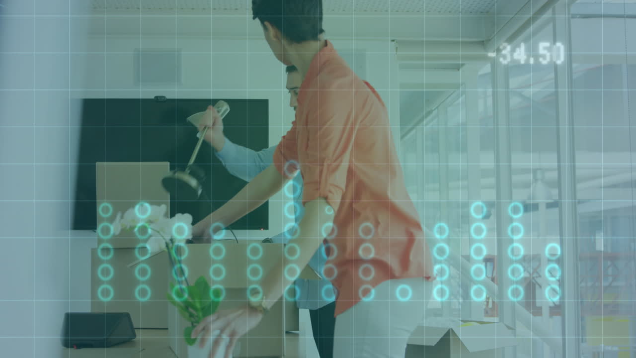 animación del procesamiento de datos financieros sobre diversas personas de negocios en la oficina