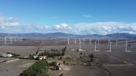 Turbinas-Eólicas-En-Zahara-En-España,-Imágenes-De-Drones.