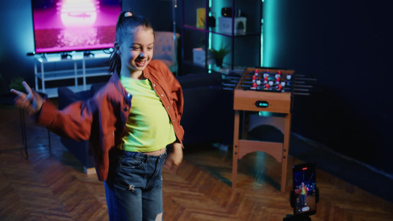 gen z creador de contenido grabando imágenes usando el teléfono para las redes sociales, entreteniendo a la audiencia