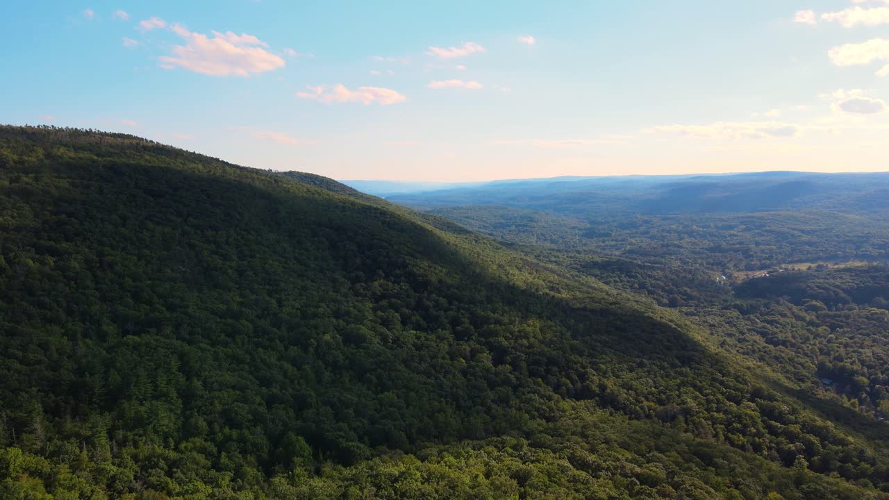 hermosas imágenes de video de drones aéreos de finales de verano y principios de otoño en un valle montañoso de los apalaches con bosques y colinas verdes ondulantes