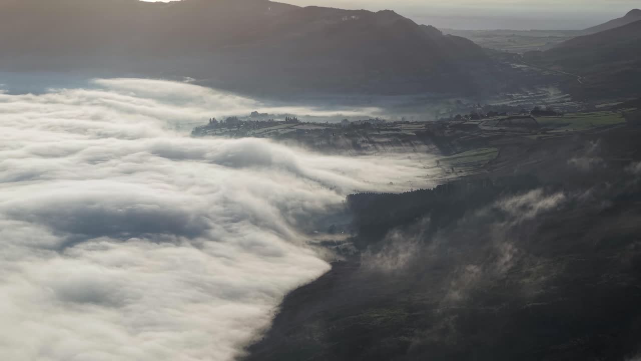 la niebla cubre las montañas cerca de omeath y carlingford al amanecer en el condado de louth, irlanda.