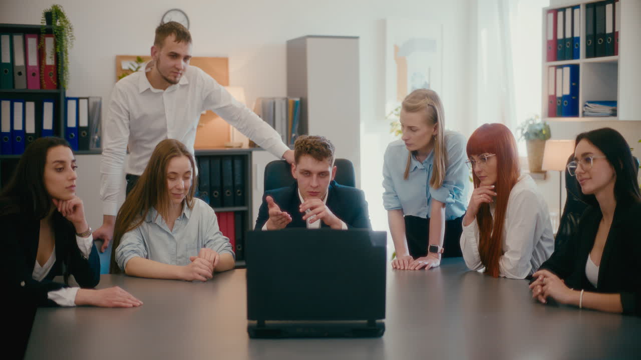 젊은 사업가가 사무실에서 비디오 통화로 논의하고 있습니다.