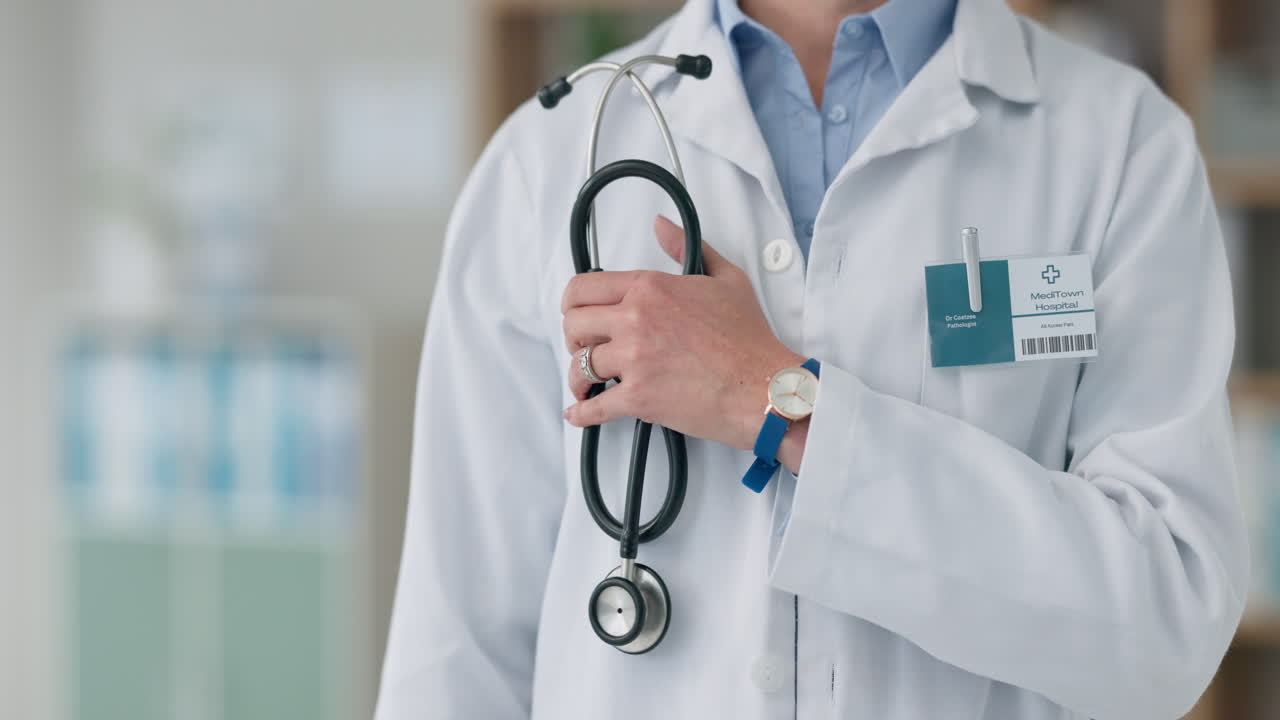 mani, stetoscopio e primo piano del medico