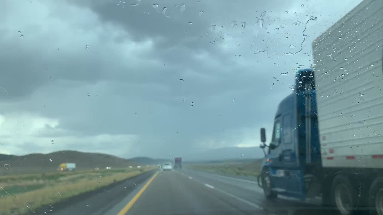 비에 젖은 도로 pov 드라이브