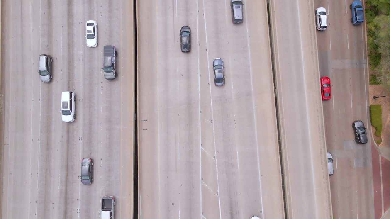 미국 텍사스주 달라스의 고속도로에서 자동차에 대한 공중 전망 - 오버헤드, 드론 샷