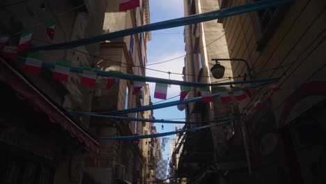 Calles-Decoradas-Con-Atributos-Futbolísticos-En-La-Ciudad-De-Nápoles,-Vista-Desde-Abajo