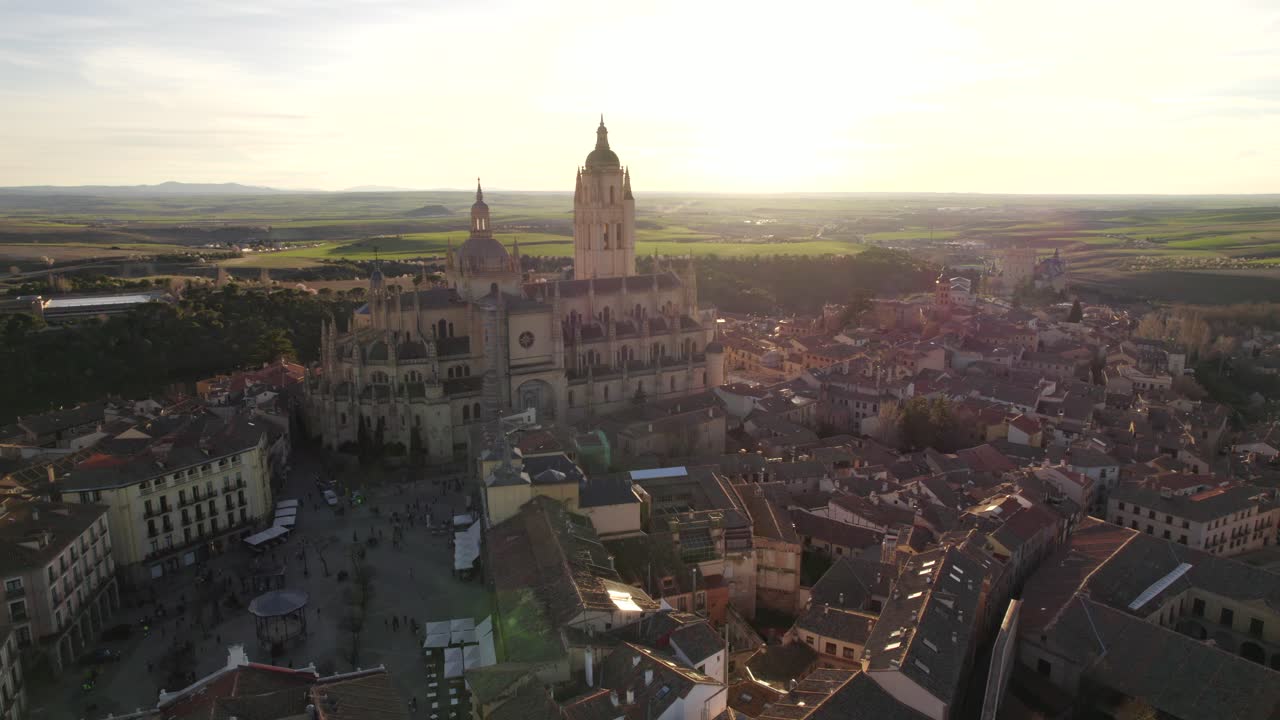 Drone in volo verso l'incredibile cattedrale di Segovia al tramonto.