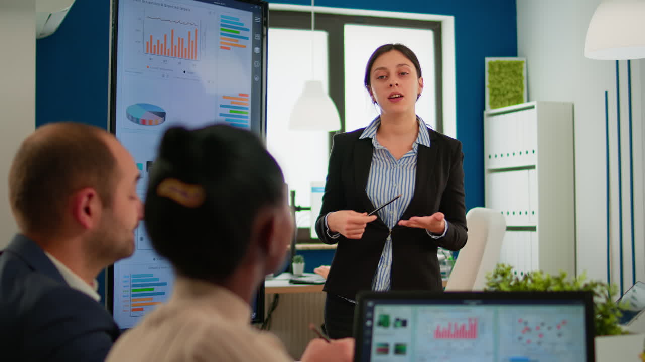 전문 기업가가 동료들과 프로젝트에 대해 논의하고 있습니다.