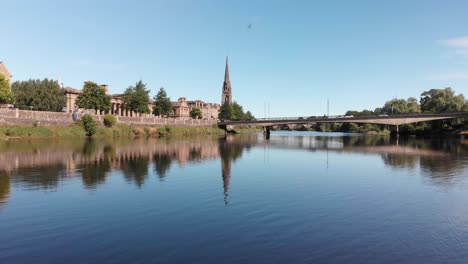 río tay y ciudad de perth en un hermoso día de verano