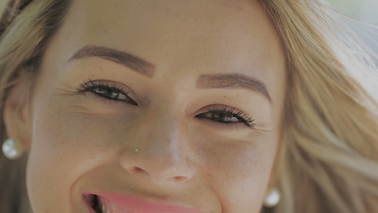 hermosa mujer joven sonriendo a la cámara