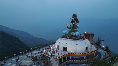 Der-Rückzug-Der-Drohne-Zeigt-Blaue-Dunstberge-Hinter-Der-Shiva-Statue-In-Pumdikot,-Nepal