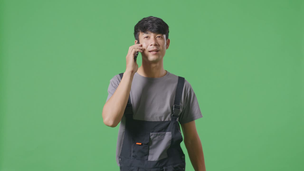 직장 의복 을 입은 남자 가 전화 를 하고 있다