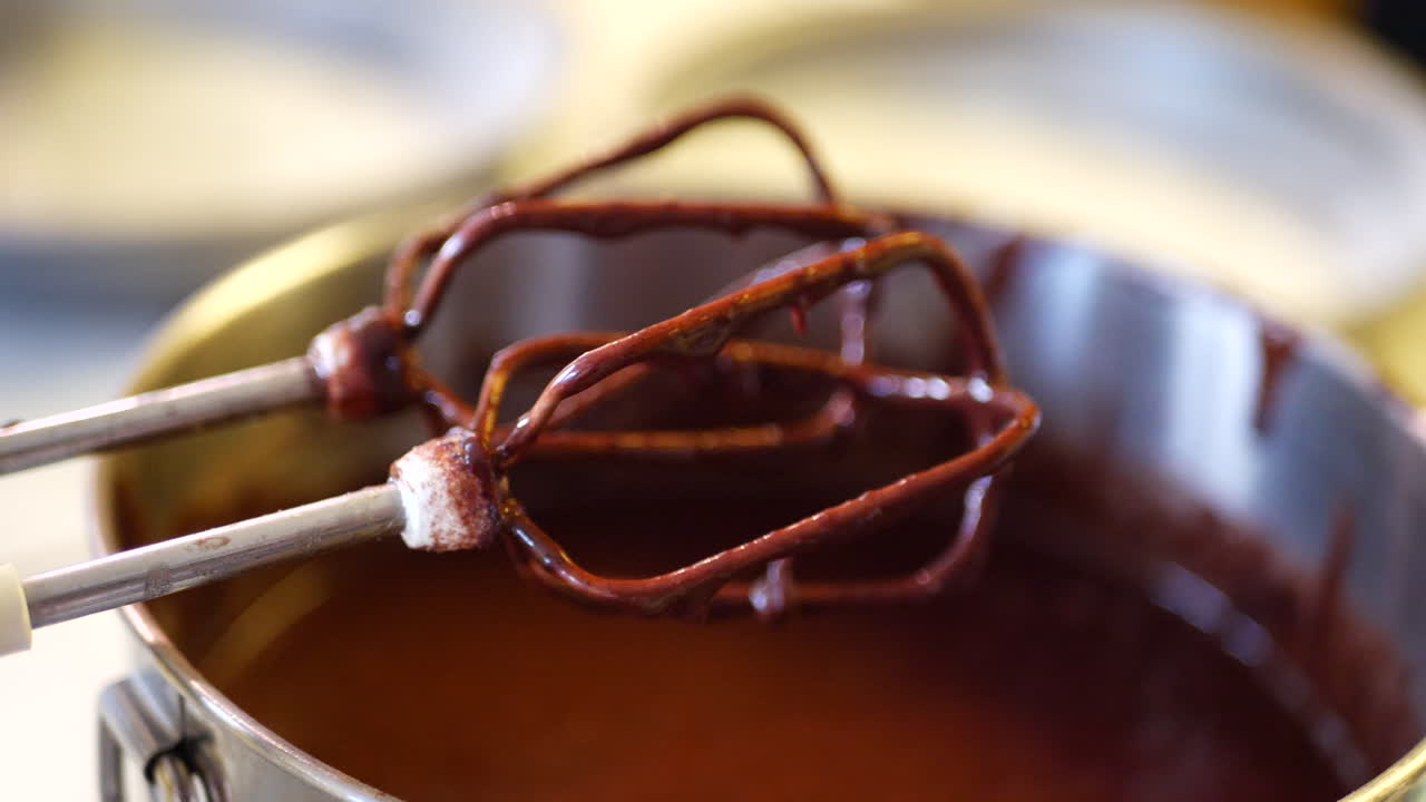 masa de pastel de chocolate vegano que gotea después de usar una batidora eléctrica mientras hornea el postre en la cocina deslice hacia la derecha