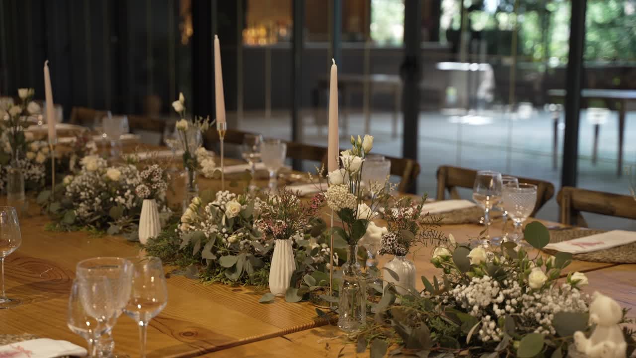 Elegante allestimento della tavola con composizioni floreali e candele per un evento