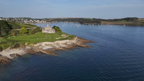 St.-Mawes-Castle,-Cornwall,-Vereinigtes-Königreich,-Ziehen-Sie-Die-Drohne-Aus-Der-Luft-Zurück-Und-Enthüllen-Sie-Sie