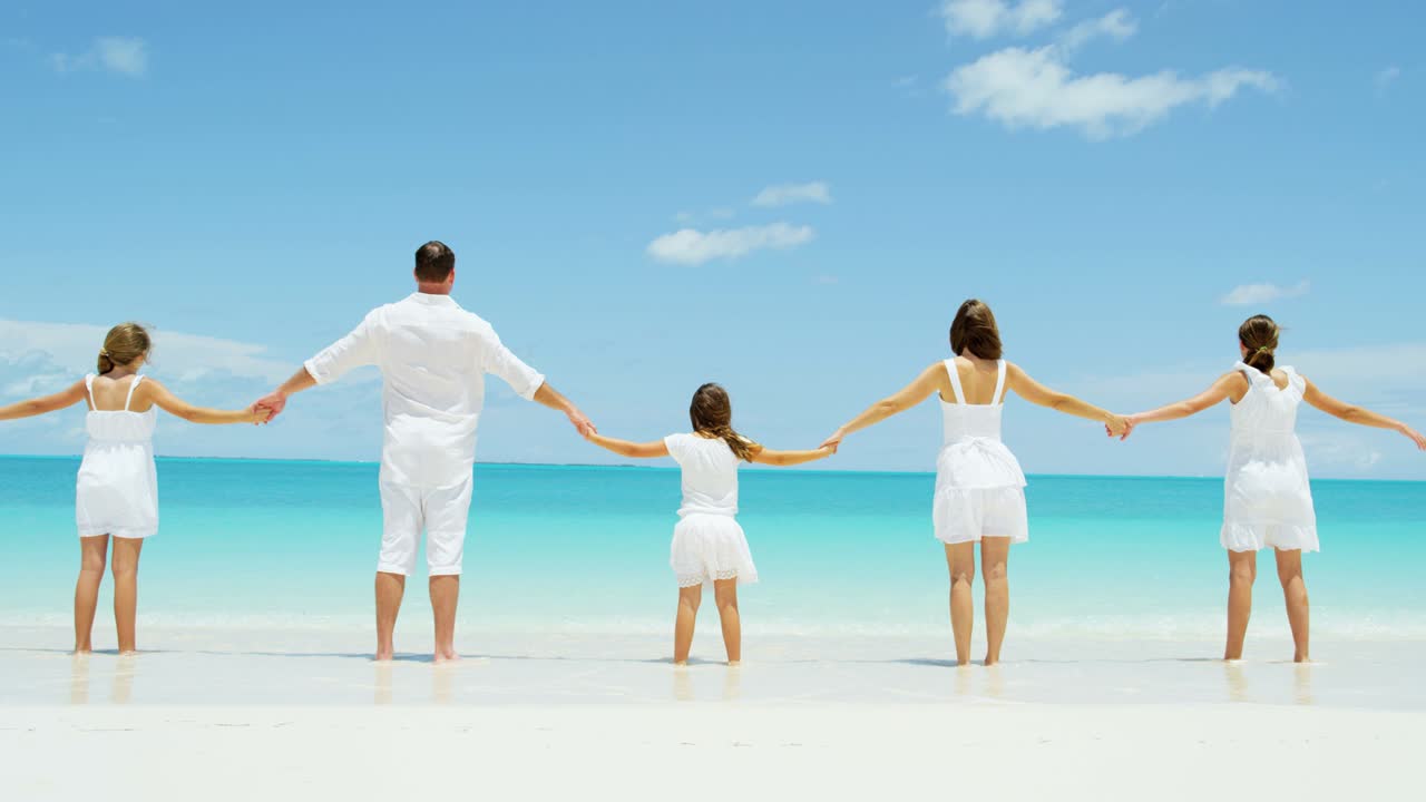 열대 해변 에서  옷 을 입은 백인 가족