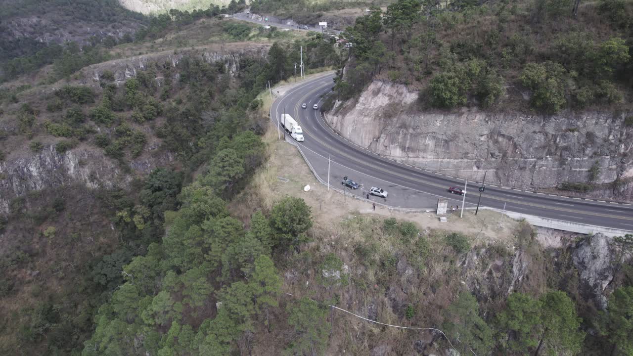 curva de carretera montañosa en américa latina