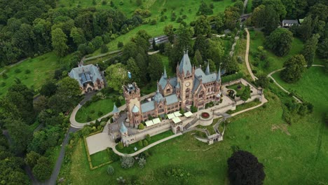 usado para la serie de televisión babilonia berlín la maravillosa ubicación, el castillo de drachenburg