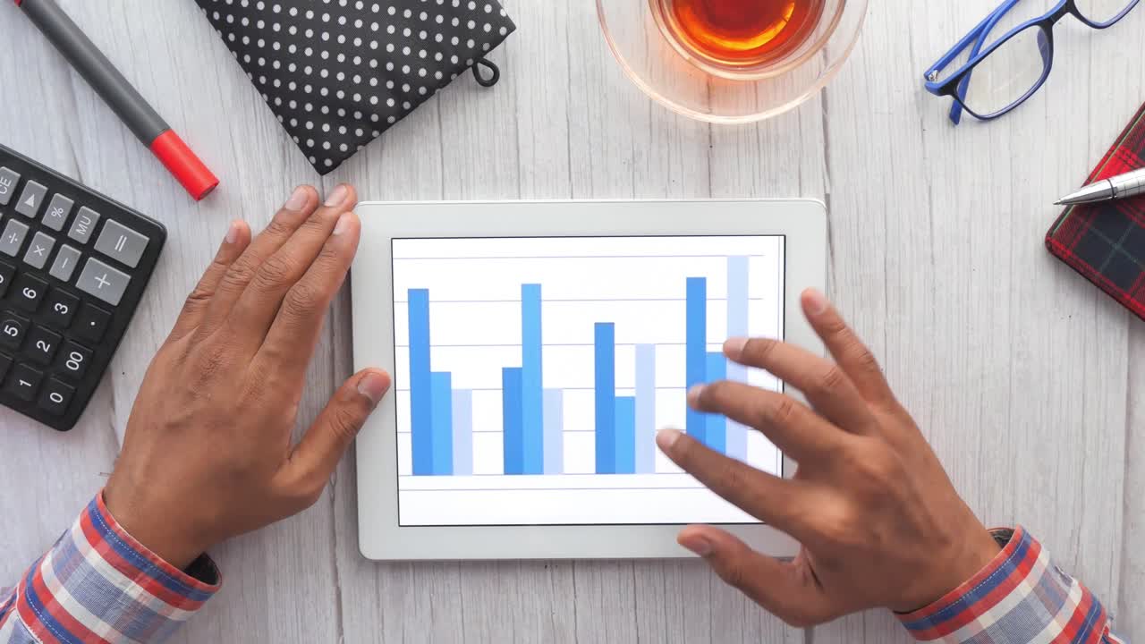 Persona che analizza i dati su un tablet