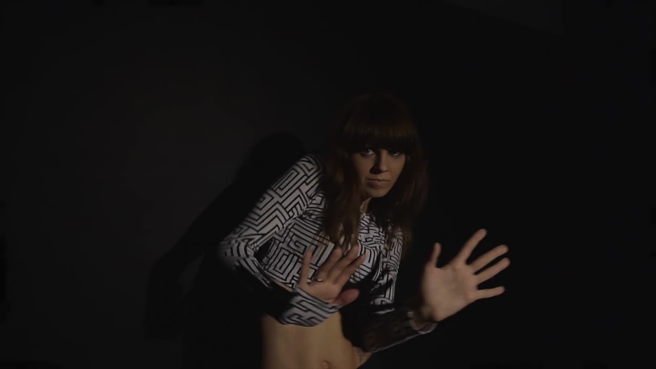 Kobieta pozująca w ciemnym studiu