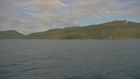 Vista-Desde-El-Agua-De-La-Entrada-De-Nara-En-Hook-Island,-Whitsundays,-Qld,-Australia-A-La-Luz-Del-Día