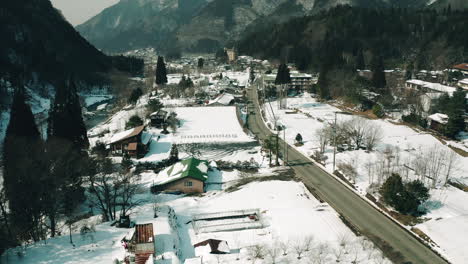 Tiro-De-Drone-De-Pueblo-Japonés-Cubierto-De-Nieve-En-Okuhida,-Gifu