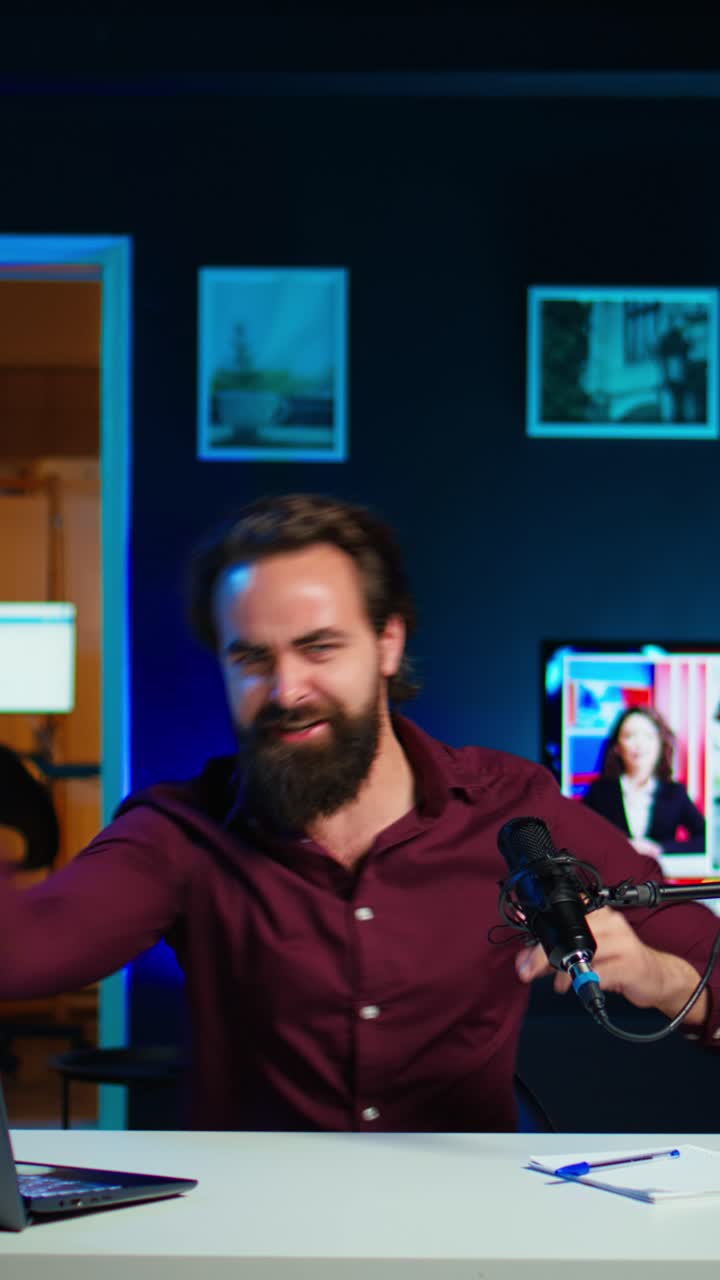 Video verticale: influencer energico che usa un microfono per girare un video, gesticolando freneticamente