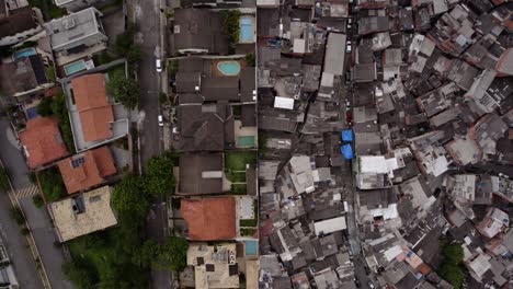 沿著城市線平行飛行,將窮人與富人分開 - - 空中圖