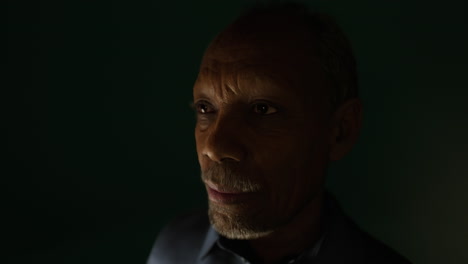 Hübsches-Studioporträt-Eines-Afrikanischen-Schwarzen-Mannes