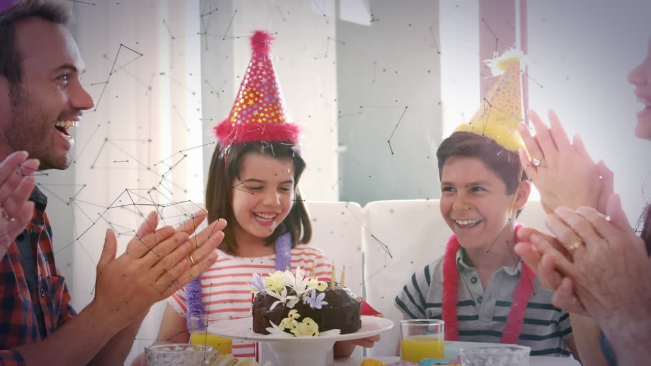 animación de redes sobre la familia divirtiéndose en la fiesta de cumpleaños