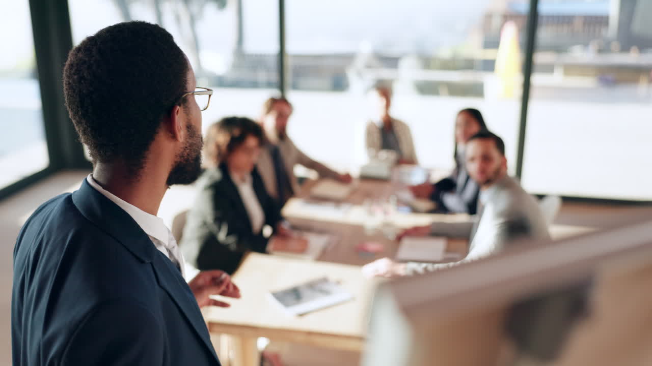 비즈니스, 흑인 및 회의에서 프레젠테이션