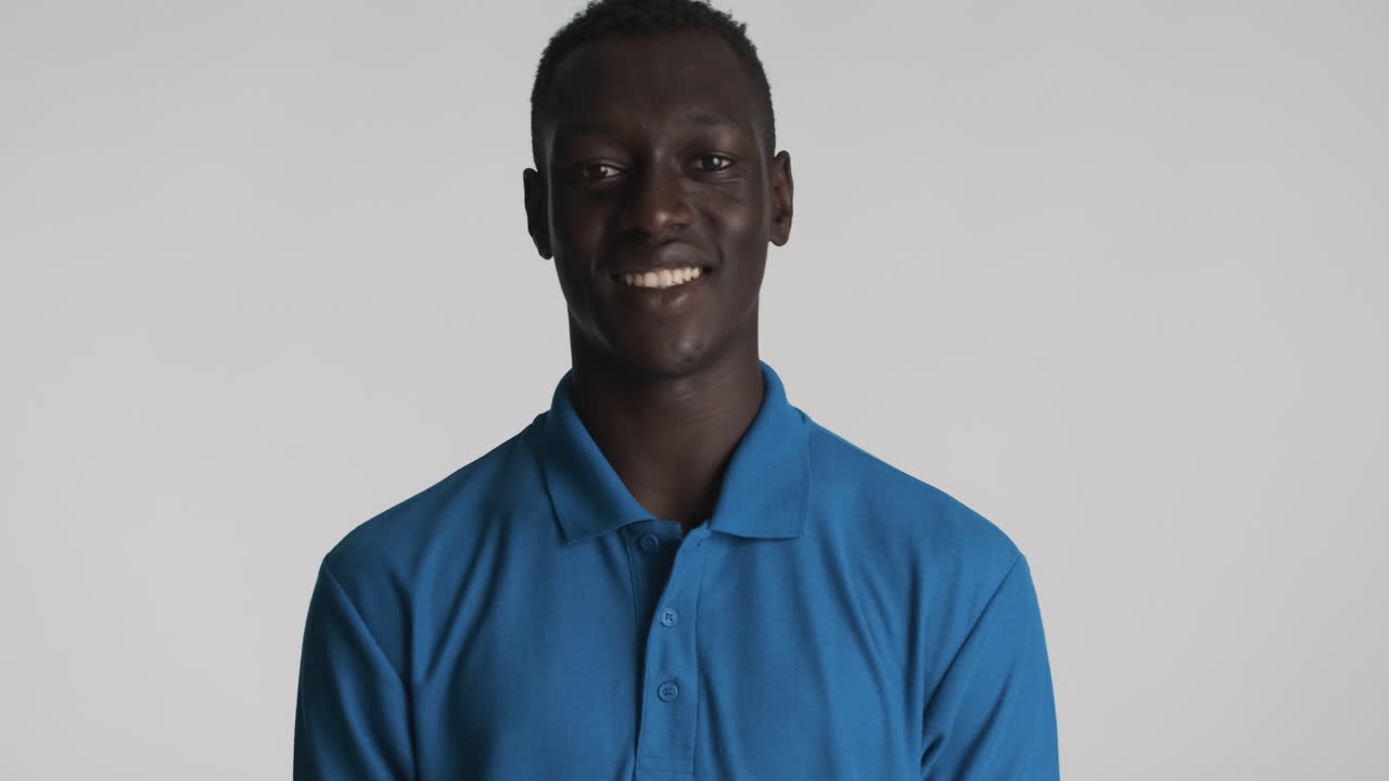 un hombre afroamericano con un fondo gris.